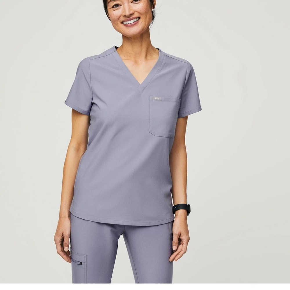 Figs Women's Short Sleeve V-Neck Top - Light Gray